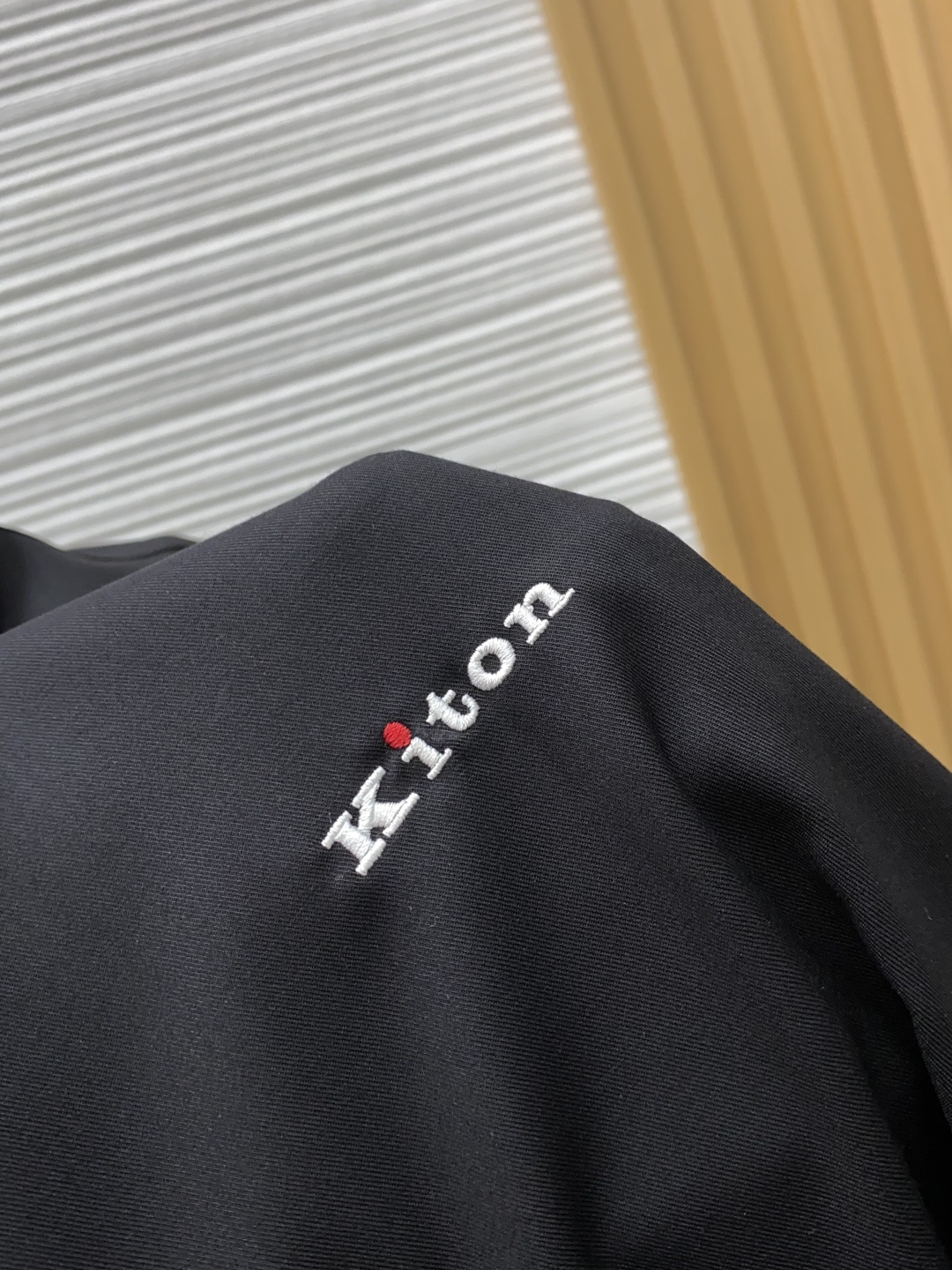kiton 刺绣长袖衬衫｜利落体面，兼顾商务与日常 甄选顺滑高弹面料，触感细腻垂坠有型，抗皱易打理，告别频繁熨烫烦恼。 