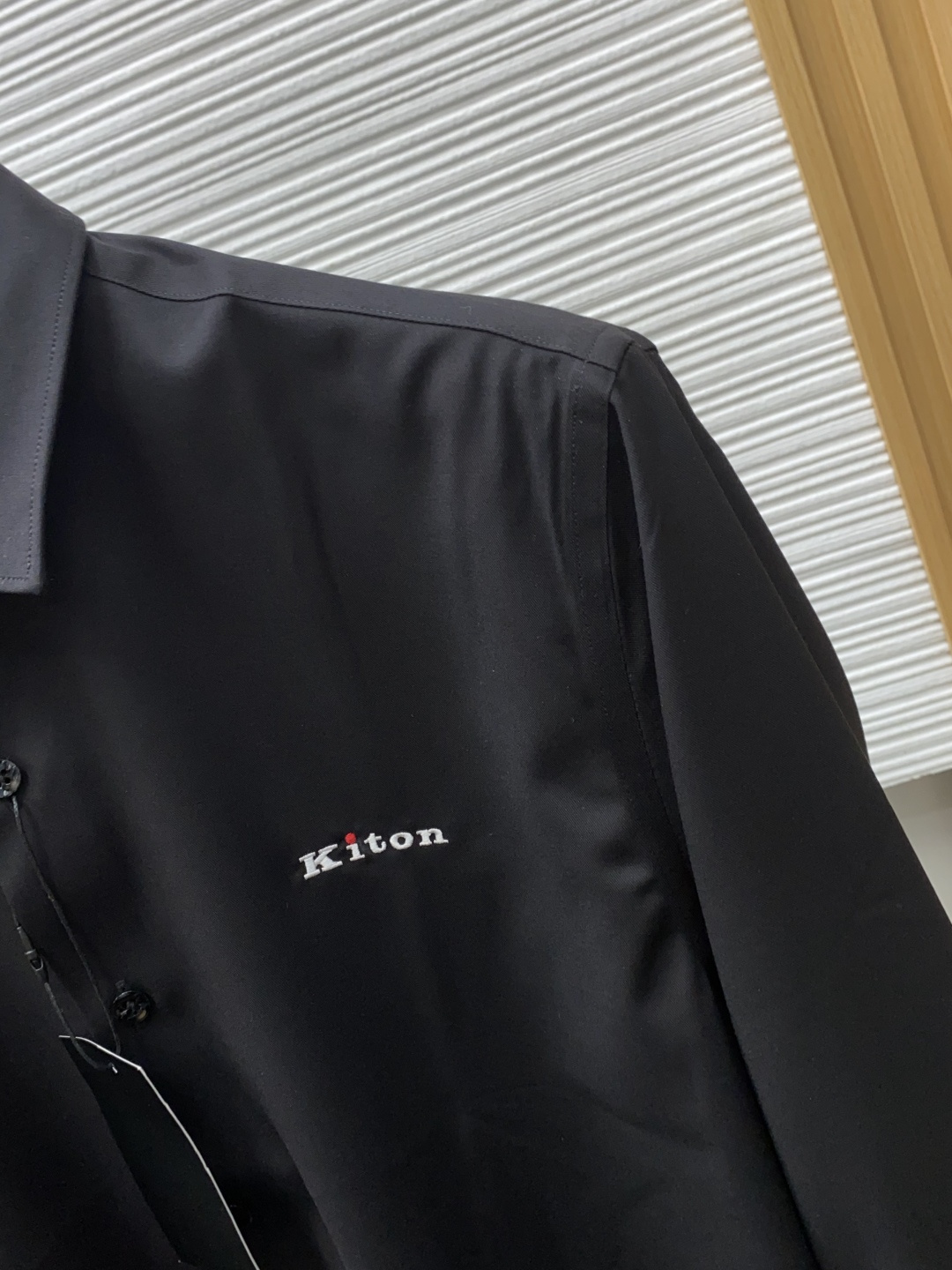 kiton 刺绣长袖衬衫｜利落体面，兼顾商务与日常 甄选顺滑高弹面料，触感细腻垂坠有型，抗皱易打理，告别频繁熨烫烦恼。 