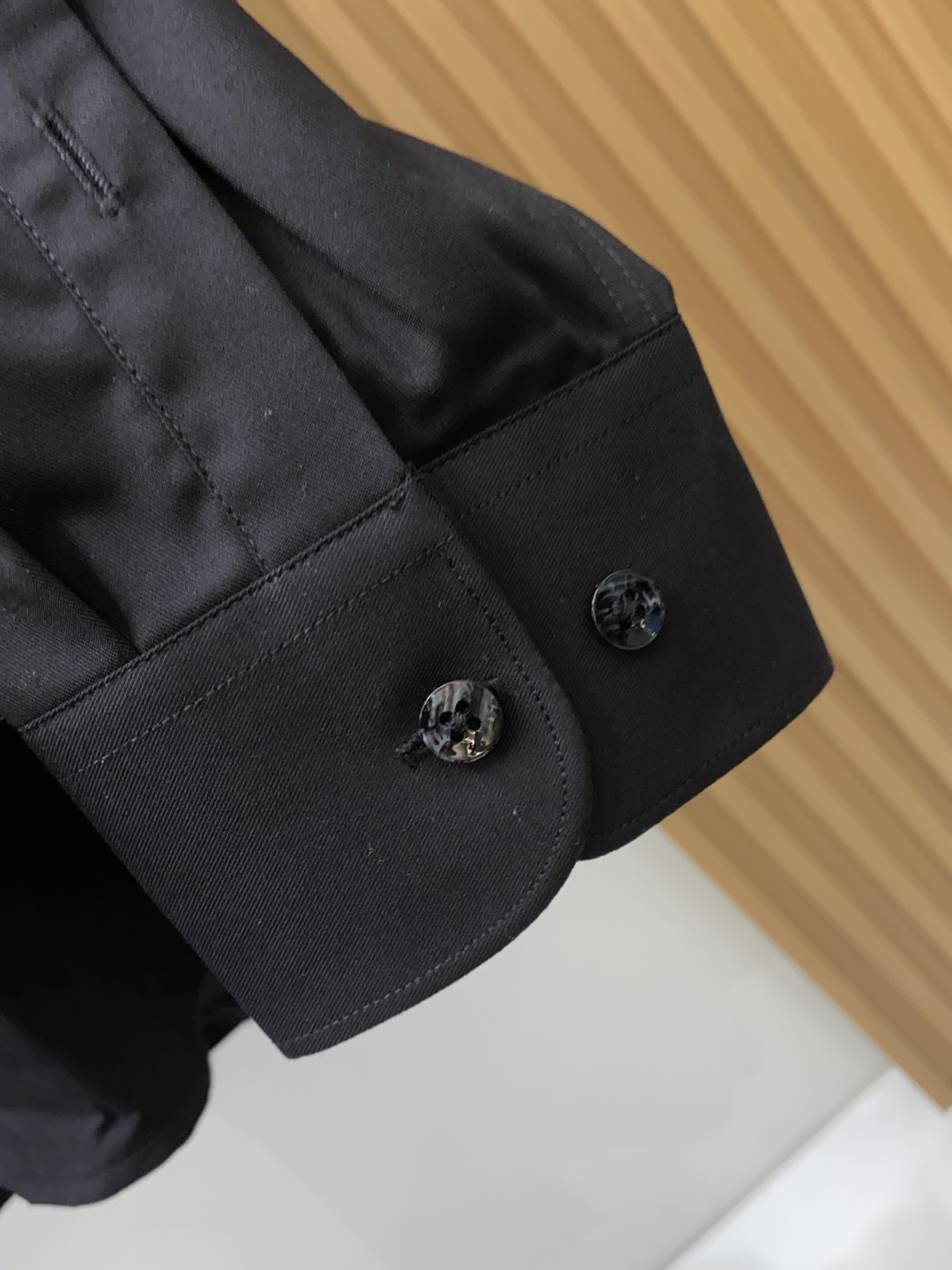 kiton 刺绣长袖衬衫｜利落体面，兼顾商务与日常 甄选顺滑高弹面料，触感细腻垂坠有型，抗皱易打理，告别频繁熨烫烦恼。 