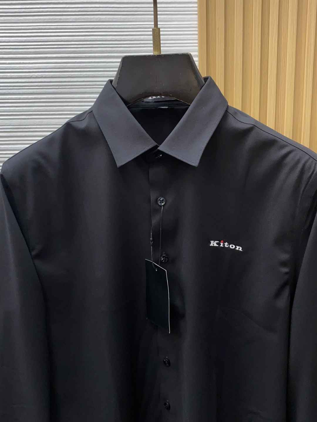 kiton 刺绣长袖衬衫｜利落体面，兼顾商务与日常 甄选顺滑高弹面料，触感细腻垂坠有型，抗皱易打理，告别频繁熨烫烦恼。 