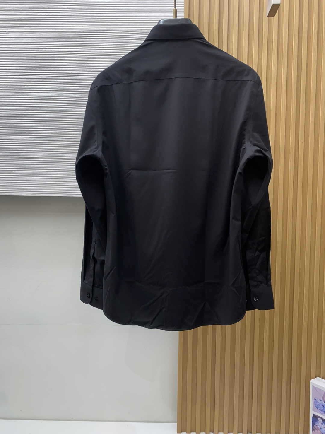 kiton 刺绣长袖衬衫｜利落体面，兼顾商务与日常 甄选顺滑高弹面料，触感细腻垂坠有型，抗皱易打理，告别频繁熨烫烦恼。 