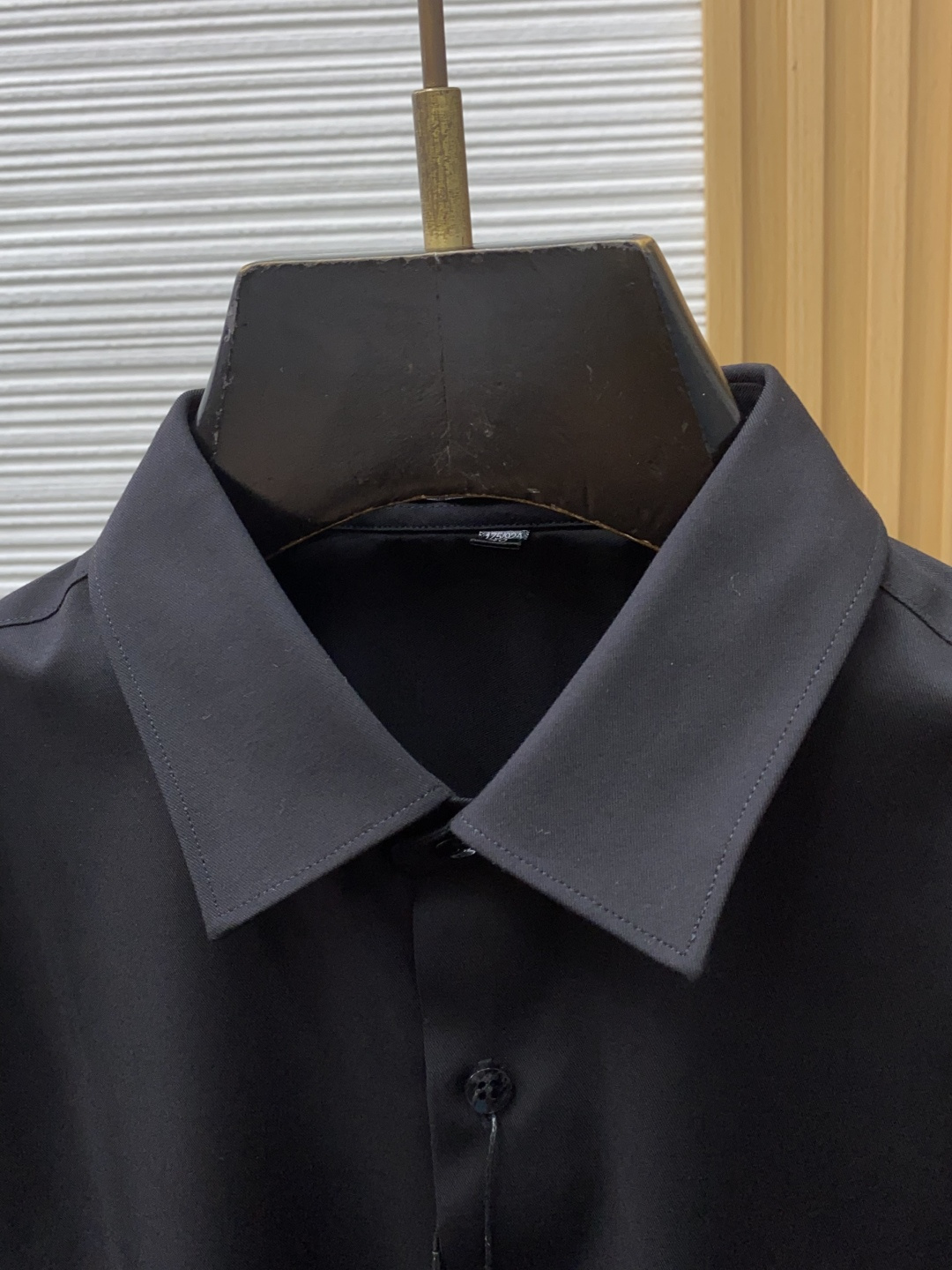 kiton 刺绣长袖衬衫｜利落体面，兼顾商务与日常 甄选顺滑高弹面料，触感细腻垂坠有型，抗皱易打理，告别频繁熨烫烦恼。 
