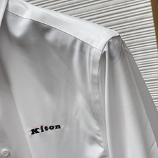 kiton 刺绣长袖衬衫|利落体面,兼顾商务与日常 甄选顺滑高弹面料,触感细腻垂坠有型,抗皱易打理,告别频繁熨烫烦恼。 kiton 刺绣长袖衬衫|利落体面,兼顾商务与日常 甄选顺滑高弹面料,触感细腻垂坠有型,抗皱易打理,告别频繁熨烫烦恼。