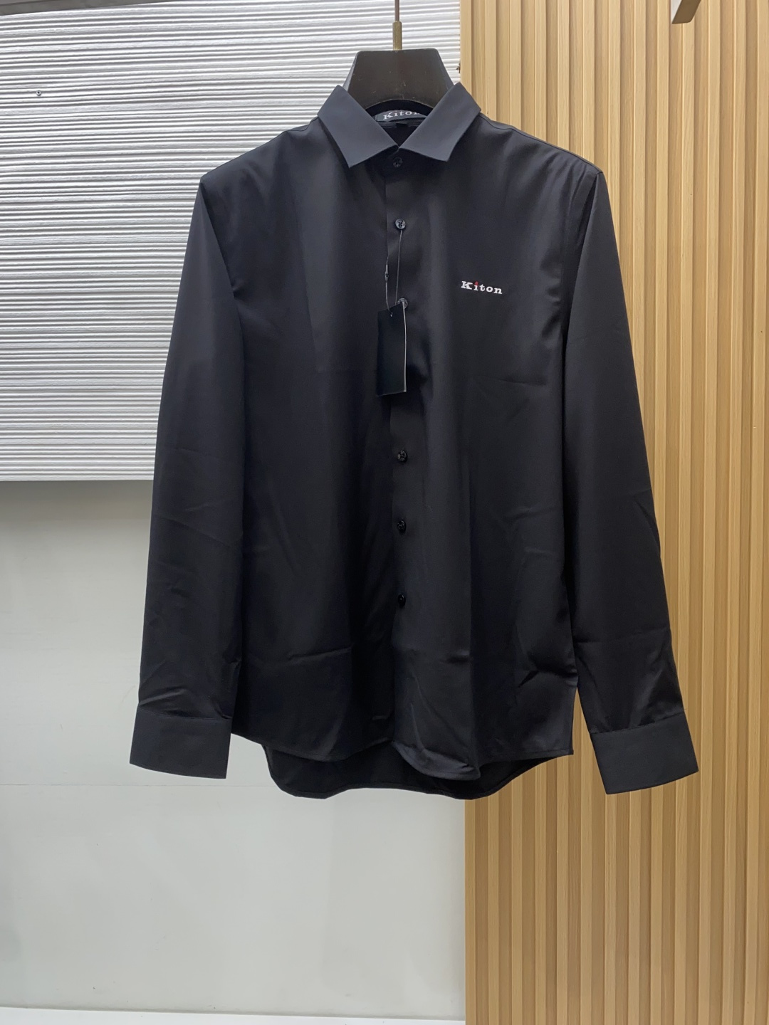 kiton 刺绣长袖衬衫｜利落体面，兼顾商务与日常 甄选顺滑高弹面料，触感细腻垂坠有型，抗皱易打理，告别频繁熨烫烦恼。 