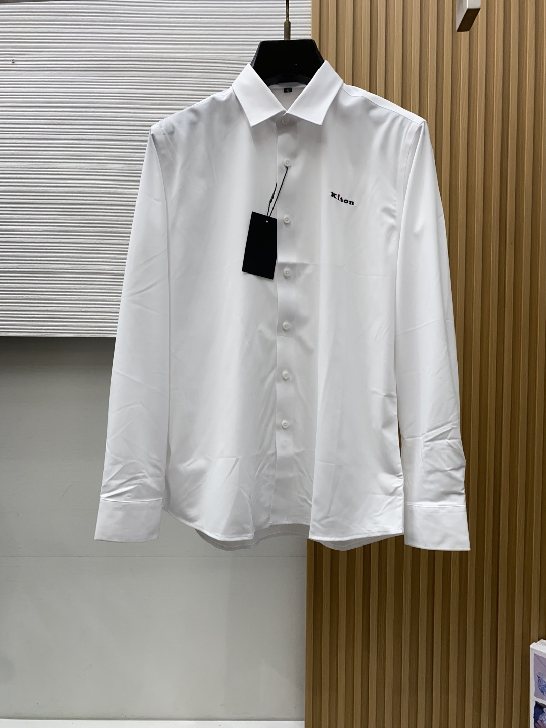 kiton 刺绣长袖衬衫｜利落体面，兼顾商务与日常 甄选顺滑高弹面料，触感细腻垂坠有型，抗皱易打理，告别频繁熨烫烦恼。 
