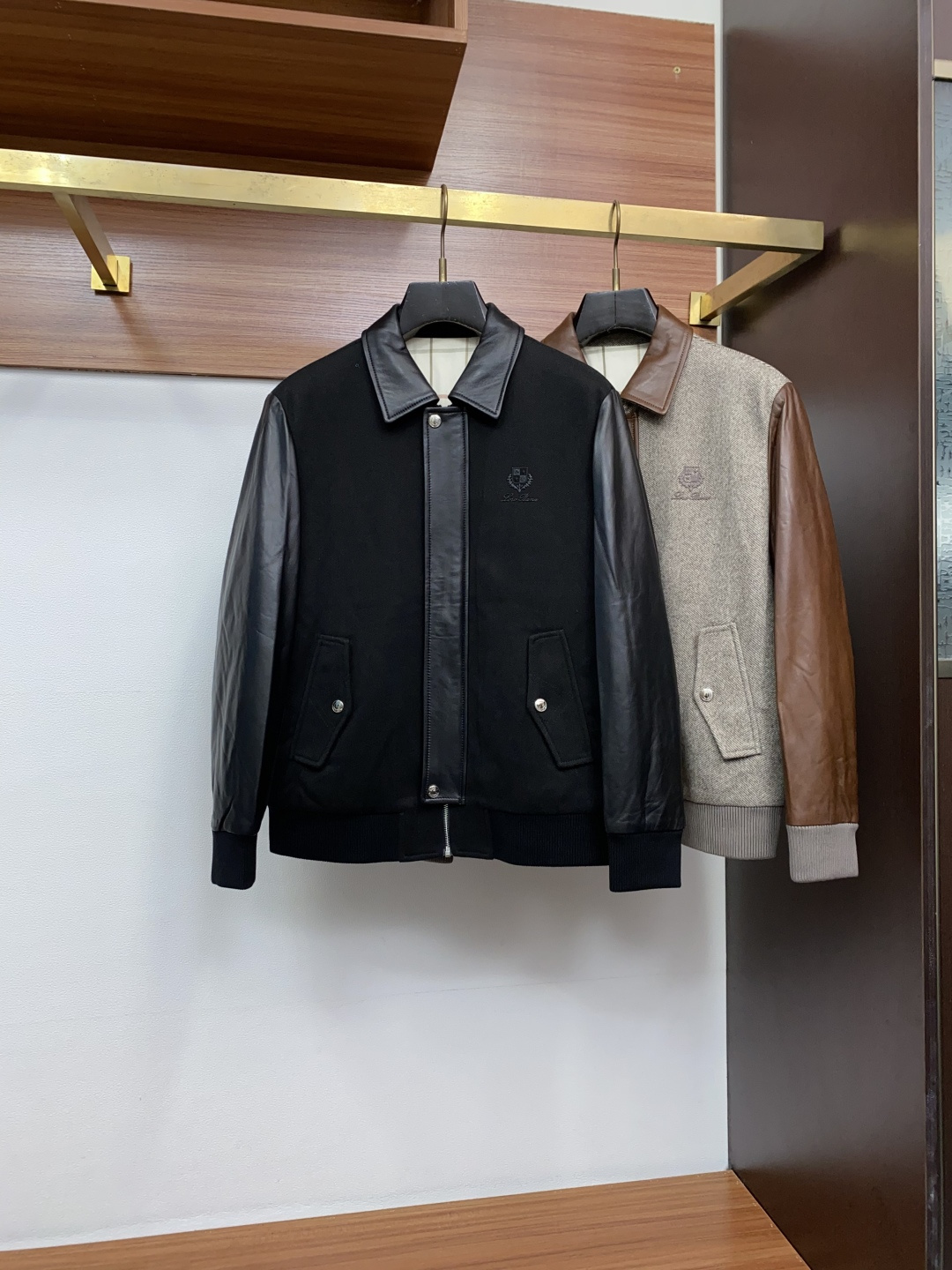 Loro Piana 诺悠翩雅 真皮拼接棉衣夹克外套，简约而利落的帽领设计便足以吸引你的目光。不仅为整体造型增添了一份干