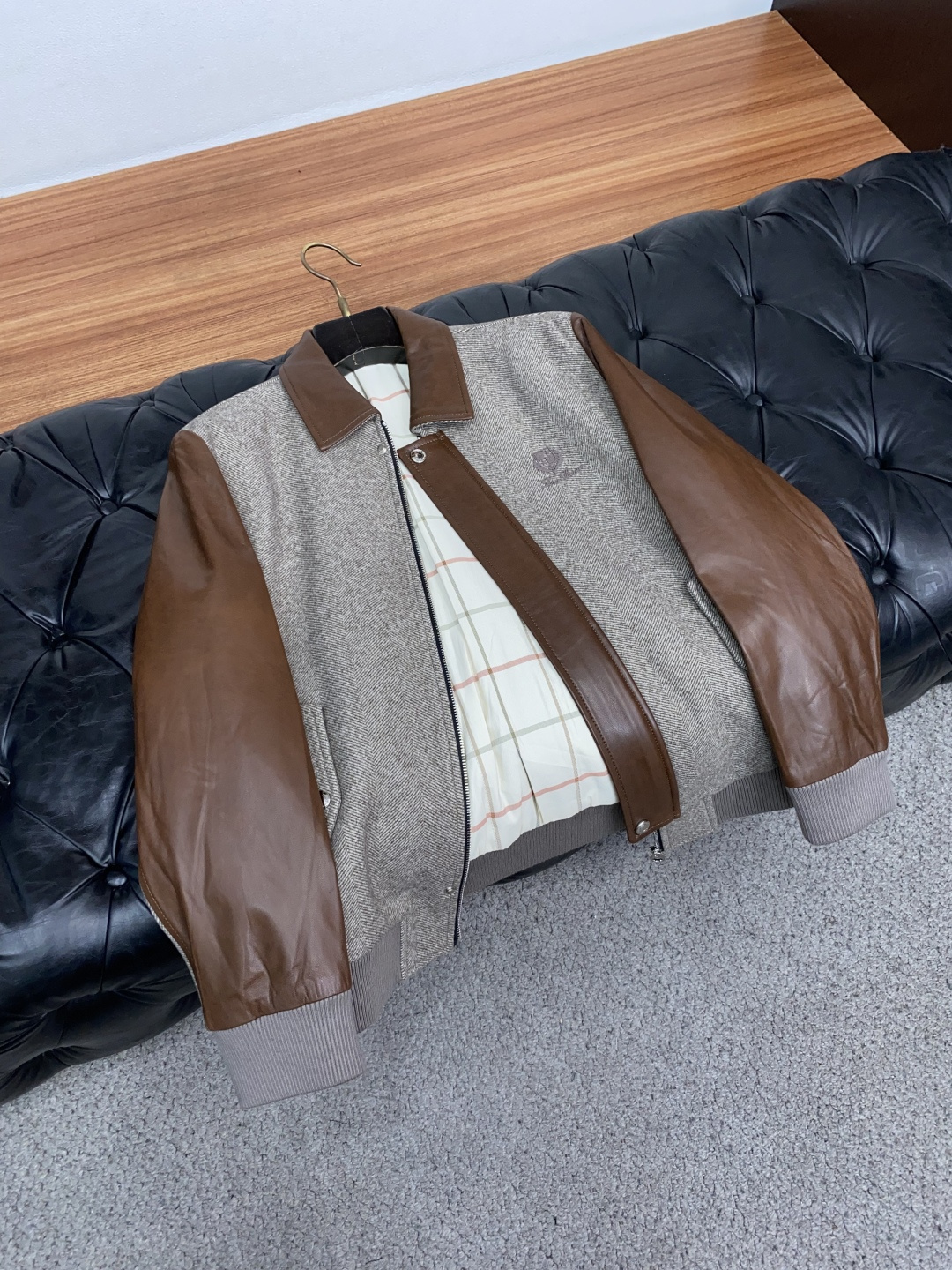 Loro Piana 诺悠翩雅 真皮拼接棉衣夹克外套，简约而利落的帽领设计便足以吸引你的目光。不仅为整体造型增添了一份干