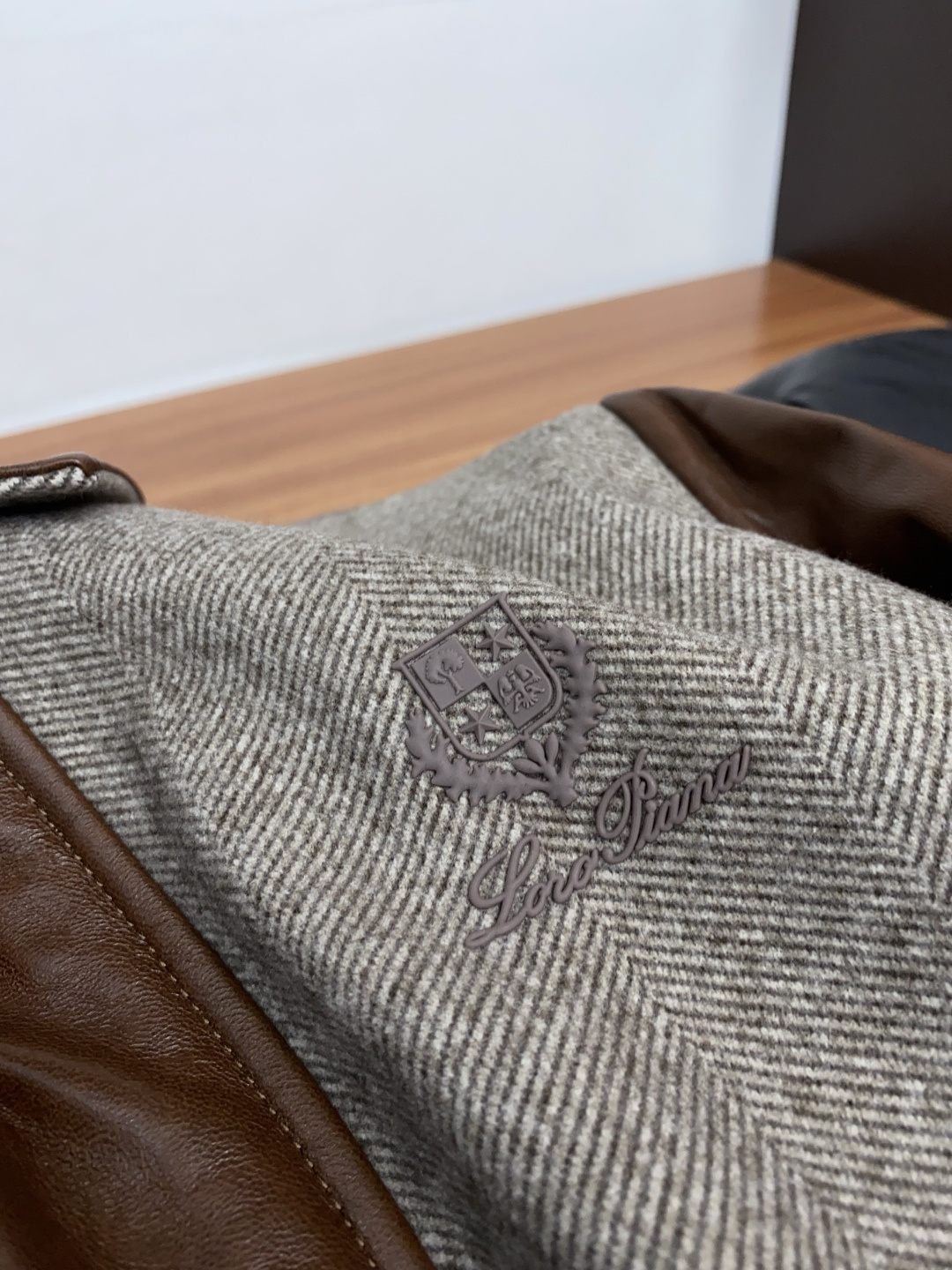 Loro Piana 诺悠翩雅 真皮拼接棉衣夹克外套，简约而利落的帽领设计便足以吸引你的目光。不仅为整体造型增添了一份干