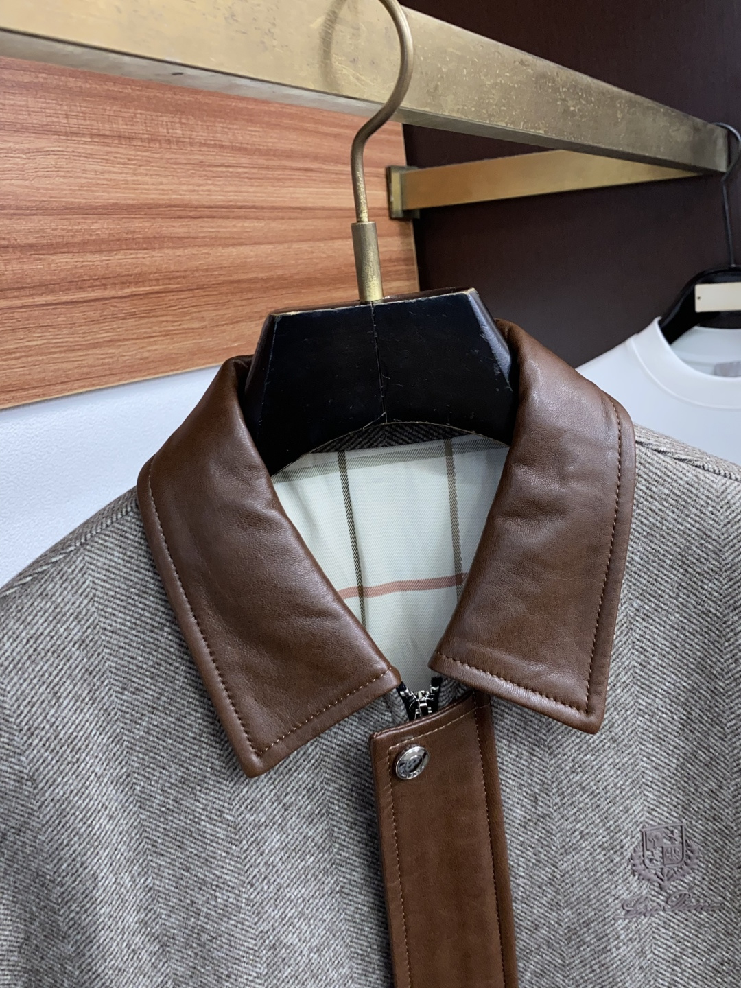 Loro Piana 诺悠翩雅 真皮拼接棉衣夹克外套，简约而利落的帽领设计便足以吸引你的目光。不仅为整体造型增添了一份干