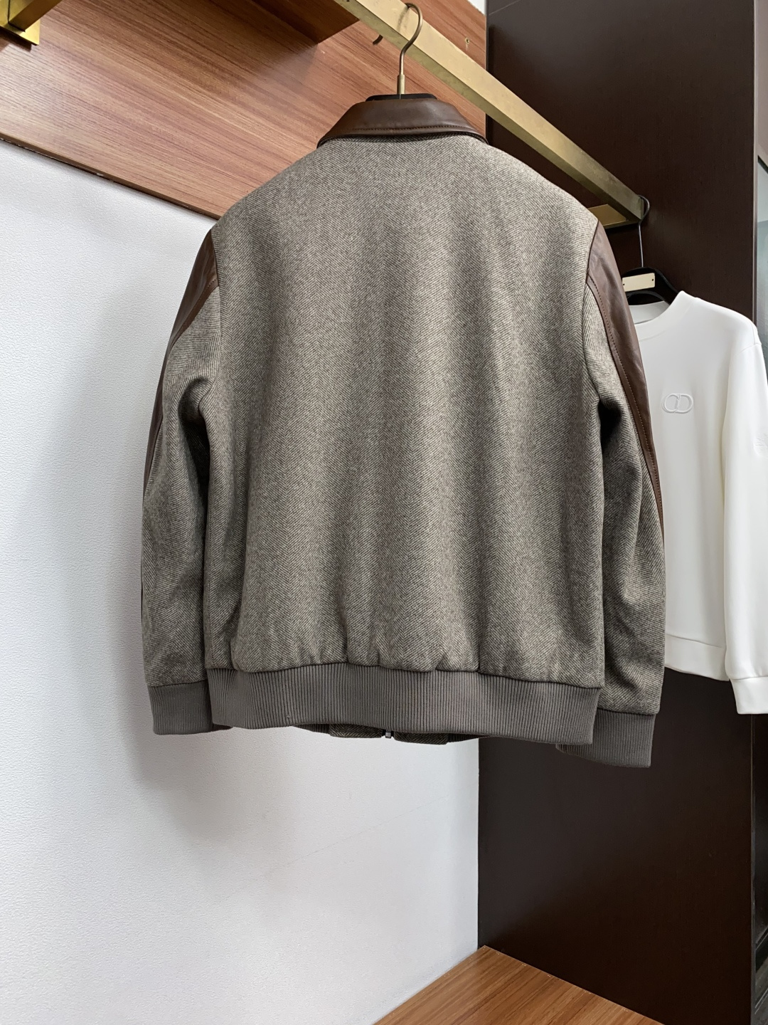 Loro Piana 诺悠翩雅 真皮拼接棉衣夹克外套，简约而利落的帽领设计便足以吸引你的目光。不仅为整体造型增添了一份干