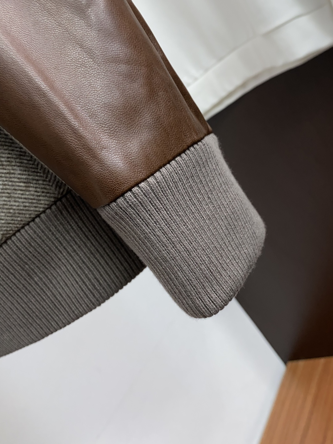 Loro Piana 诺悠翩雅 真皮拼接棉衣夹克外套，简约而利落的帽领设计便足以吸引你的目光。不仅为整体造型增添了一份干