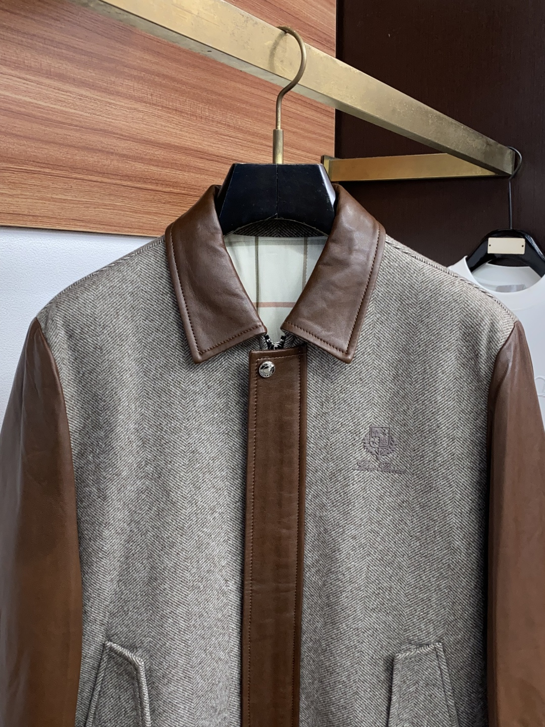 Loro Piana 诺悠翩雅 真皮拼接棉衣夹克外套，简约而利落的帽领设计便足以吸引你的目光。不仅为整体造型增添了一份干
