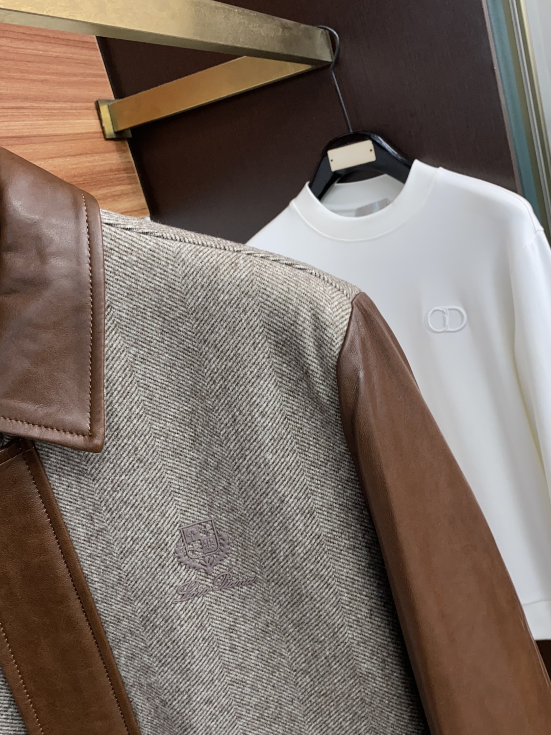 Loro Piana 诺悠翩雅 真皮拼接棉衣夹克外套，简约而利落的帽领设计便足以吸引你的目光。不仅为整体造型增添了一份干