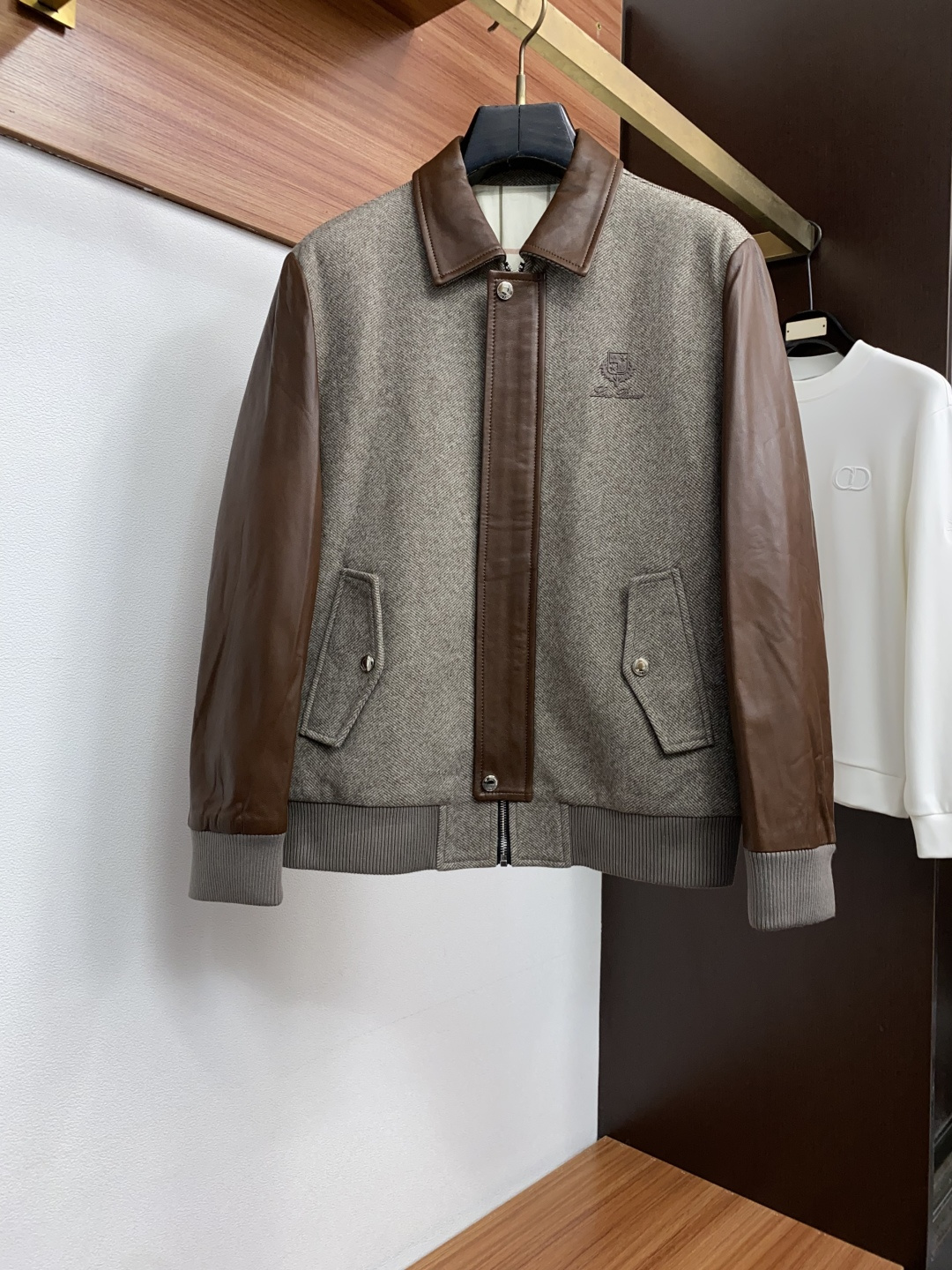 Loro Piana 诺悠翩雅 真皮拼接棉衣夹克外套，简约而利落的帽领设计便足以吸引你的目光。不仅为整体造型增添了一份干