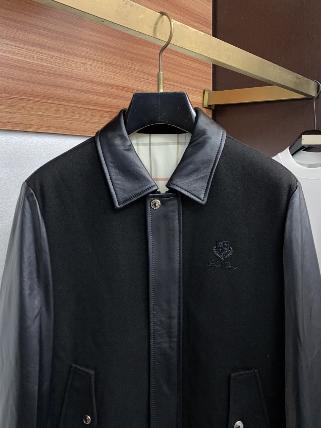 Loro Piana 诺悠翩雅 真皮拼接棉衣夹克外套，简约而利落的帽领设计便足以吸引你的目光。不仅为整体造型增添了一份干