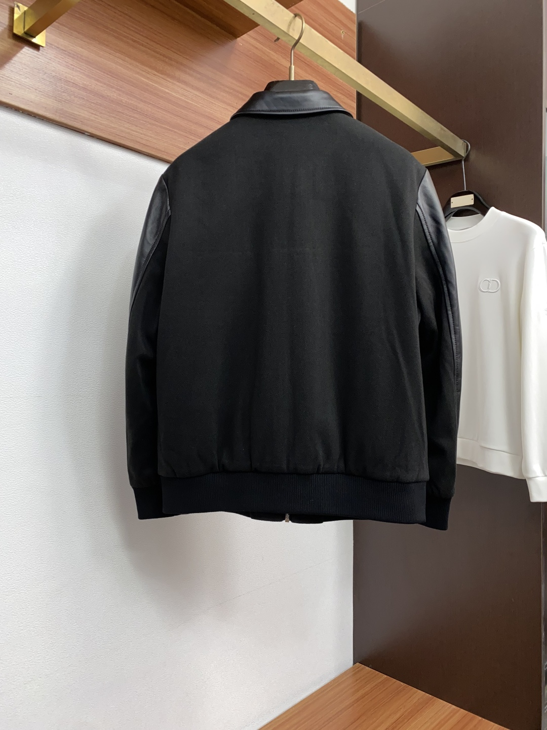 Loro Piana 诺悠翩雅 真皮拼接棉衣夹克外套，简约而利落的帽领设计便足以吸引你的目光。不仅为整体造型增添了一份干
