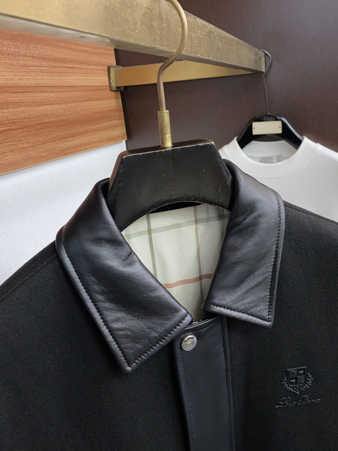 Loro Piana 诺悠翩雅 真皮拼接棉衣夹克外套，简约而利落的帽领设计便足以吸引你的目光。不仅为整体造型增添了一份干