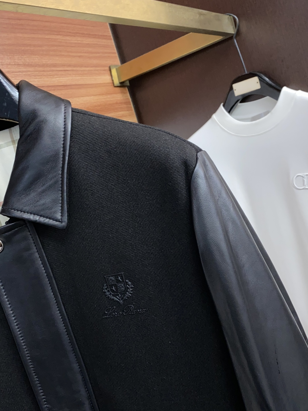 Loro Piana 诺悠翩雅 真皮拼接棉衣夹克外套，简约而利落的帽领设计便足以吸引你的目光。不仅为整体造型增添了一份干