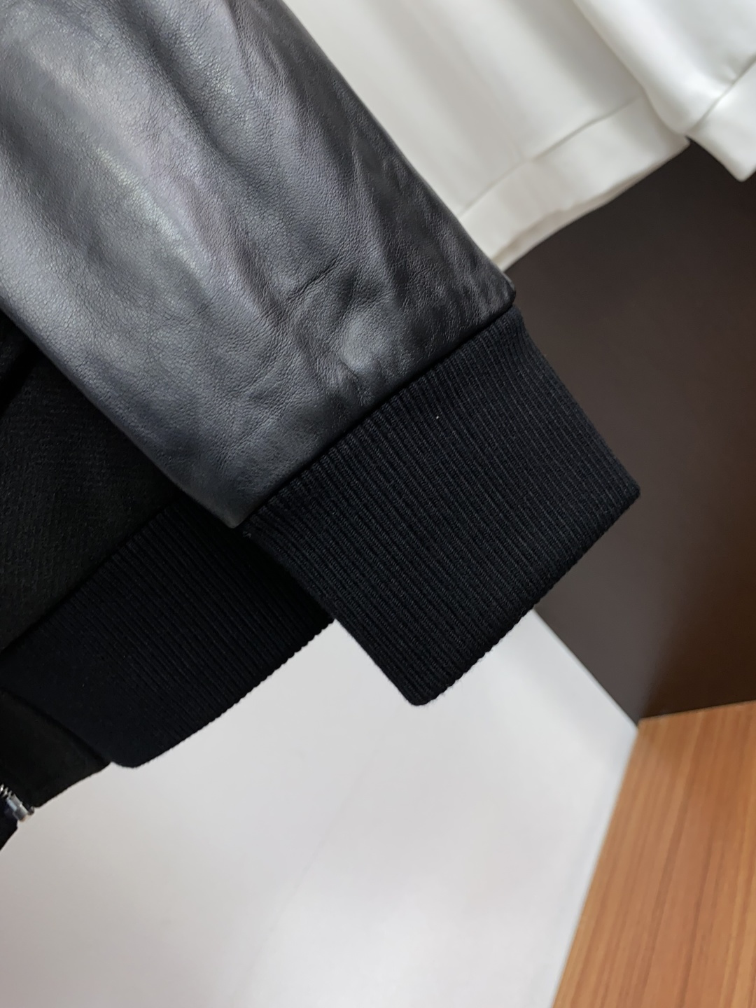 Loro Piana 诺悠翩雅 真皮拼接棉衣夹克外套，简约而利落的帽领设计便足以吸引你的目光。不仅为整体造型增添了一份干