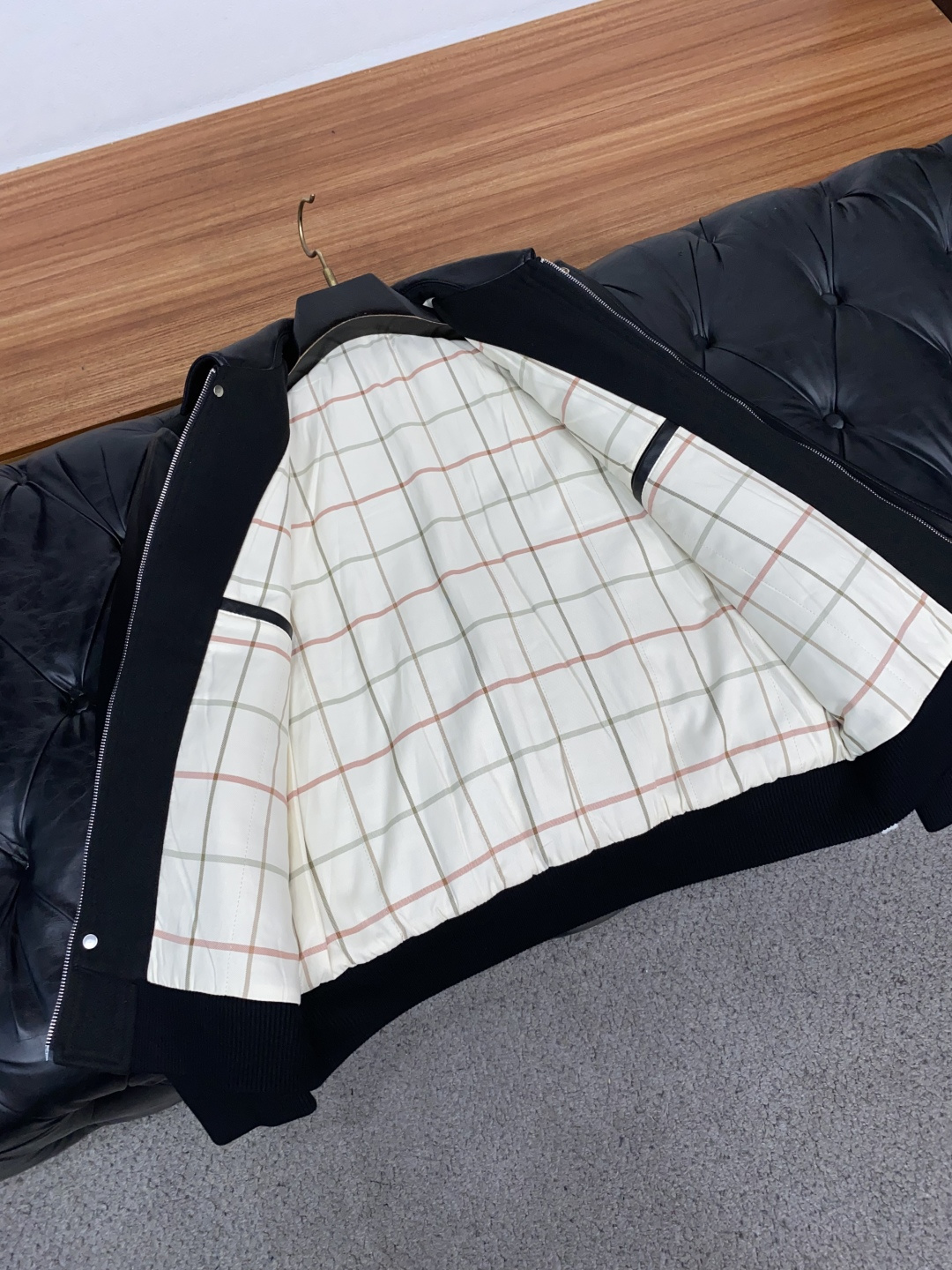Loro Piana 诺悠翩雅 真皮拼接棉衣夹克外套，简约而利落的帽领设计便足以吸引你的目光。不仅为整体造型增添了一份干