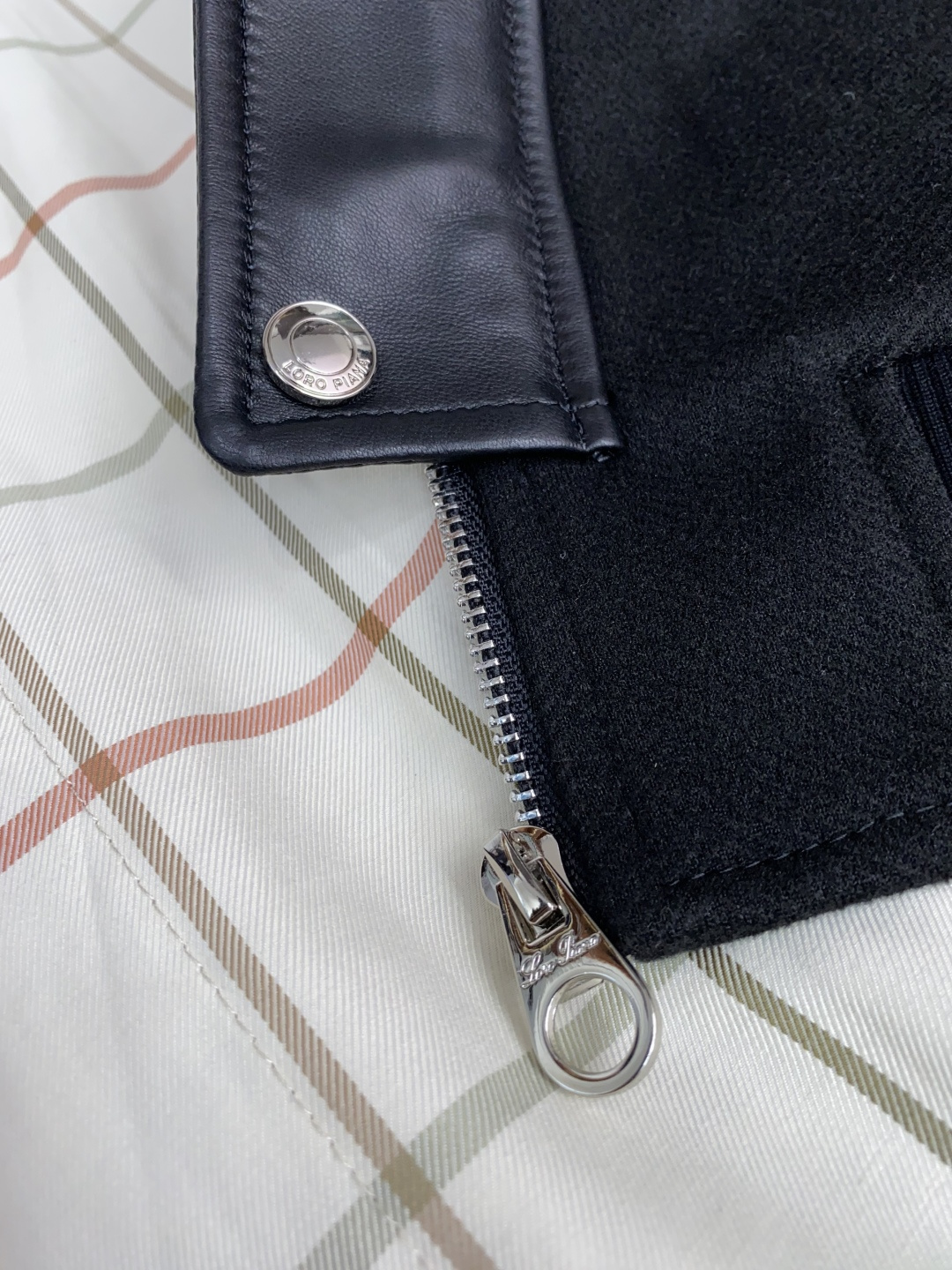 Loro Piana 诺悠翩雅 真皮拼接棉衣夹克外套，简约而利落的帽领设计便足以吸引你的目光。不仅为整体造型增添了一份干