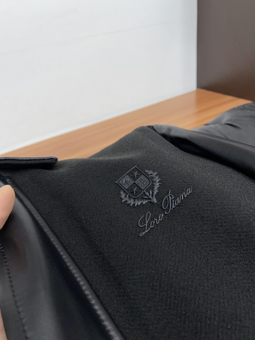 Loro Piana 诺悠翩雅 真皮拼接棉衣夹克外套，简约而利落的帽领设计便足以吸引你的目光。不仅为整体造型增添了一份干