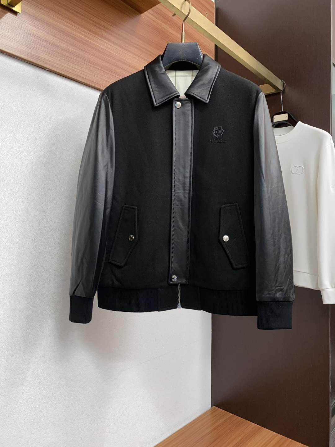 Loro Piana 诺悠翩雅 真皮拼接棉衣夹克外套，简约而利落的帽领设计便足以吸引你的目光。不仅为整体造型增添了一份干