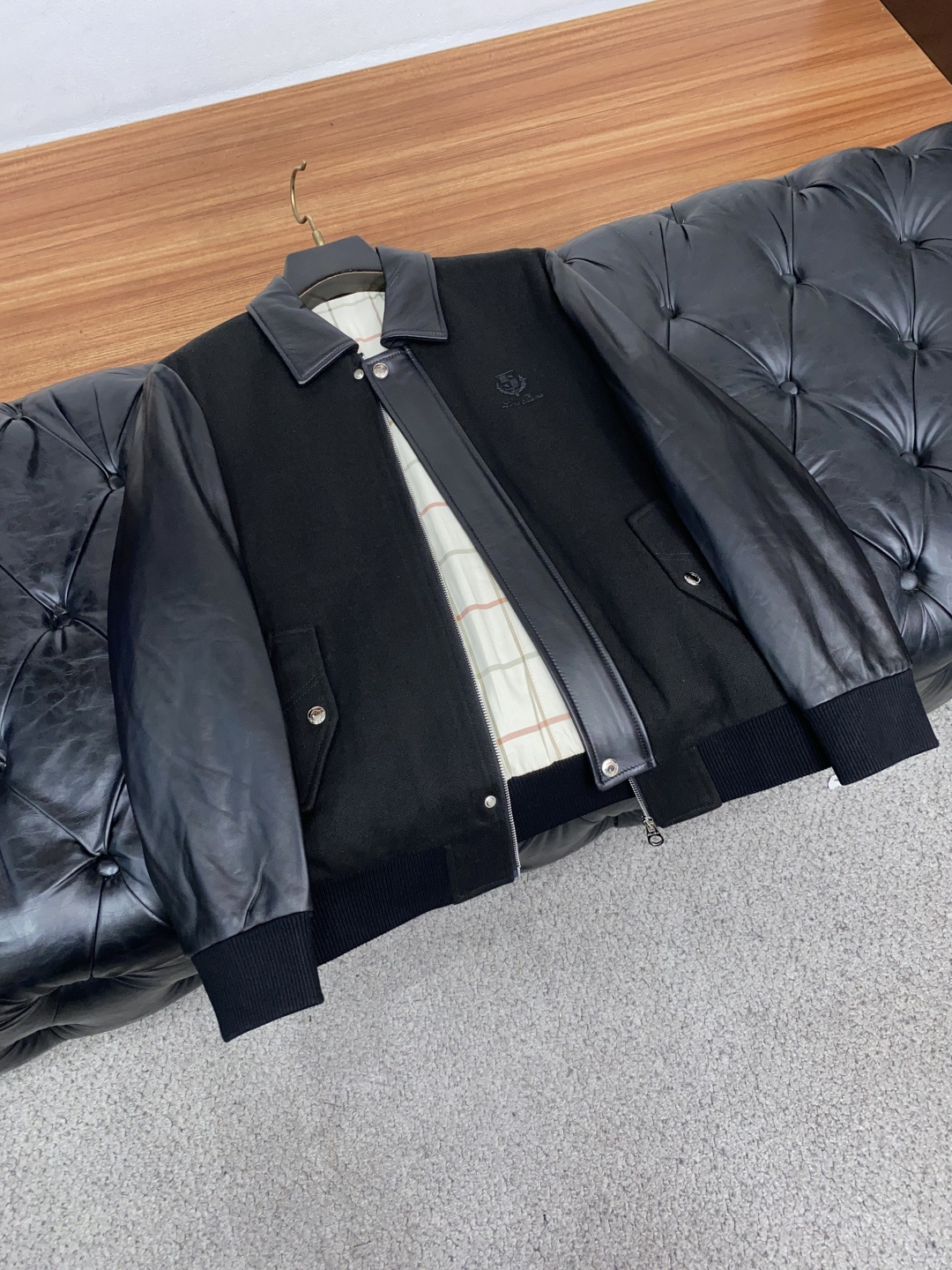 Loro Piana 诺悠翩雅 真皮拼接棉衣夹克外套，简约而利落的帽领设计便足以吸引你的目光。不仅为整体造型增添了一份干