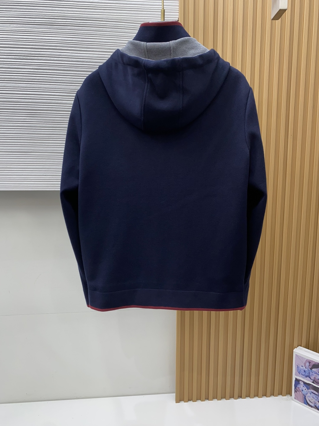 古奇 最新设计款 2026ss 家新款针织 夹克外套,秀场新品‼品相非常完美,舒适保暖,色泽饱满诱人,非常出彩的设计,轻 古奇 最新设计款 2026ss 家新款针织 夹克外套,秀场新品‼品相非常完美,舒适保暖,色泽饱满诱人,非常出彩的设计,轻