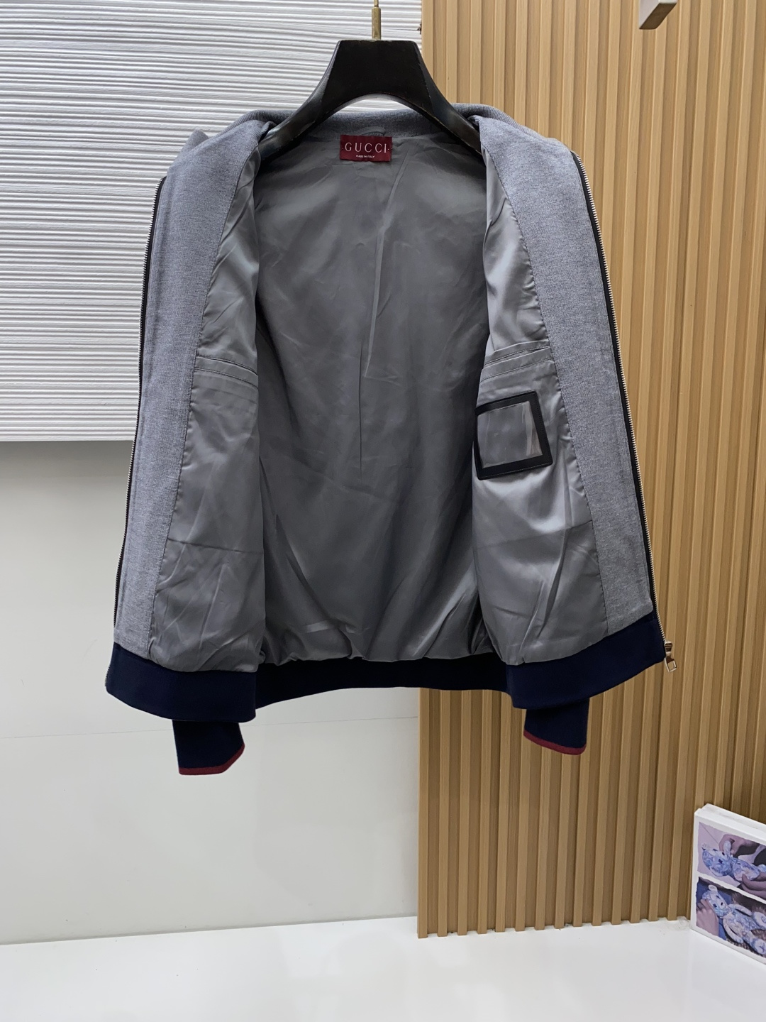 古奇 最新设计款 2026ss 家新款针织 夹克外套,秀场新品‼品相非常完美,舒适保暖,色泽饱满诱人,非常出彩的设计,轻 古奇 最新设计款 2026ss 家新款针织 夹克外套,秀场新品‼品相非常完美,舒适保暖,色泽饱满诱人,非常出彩的设计,轻