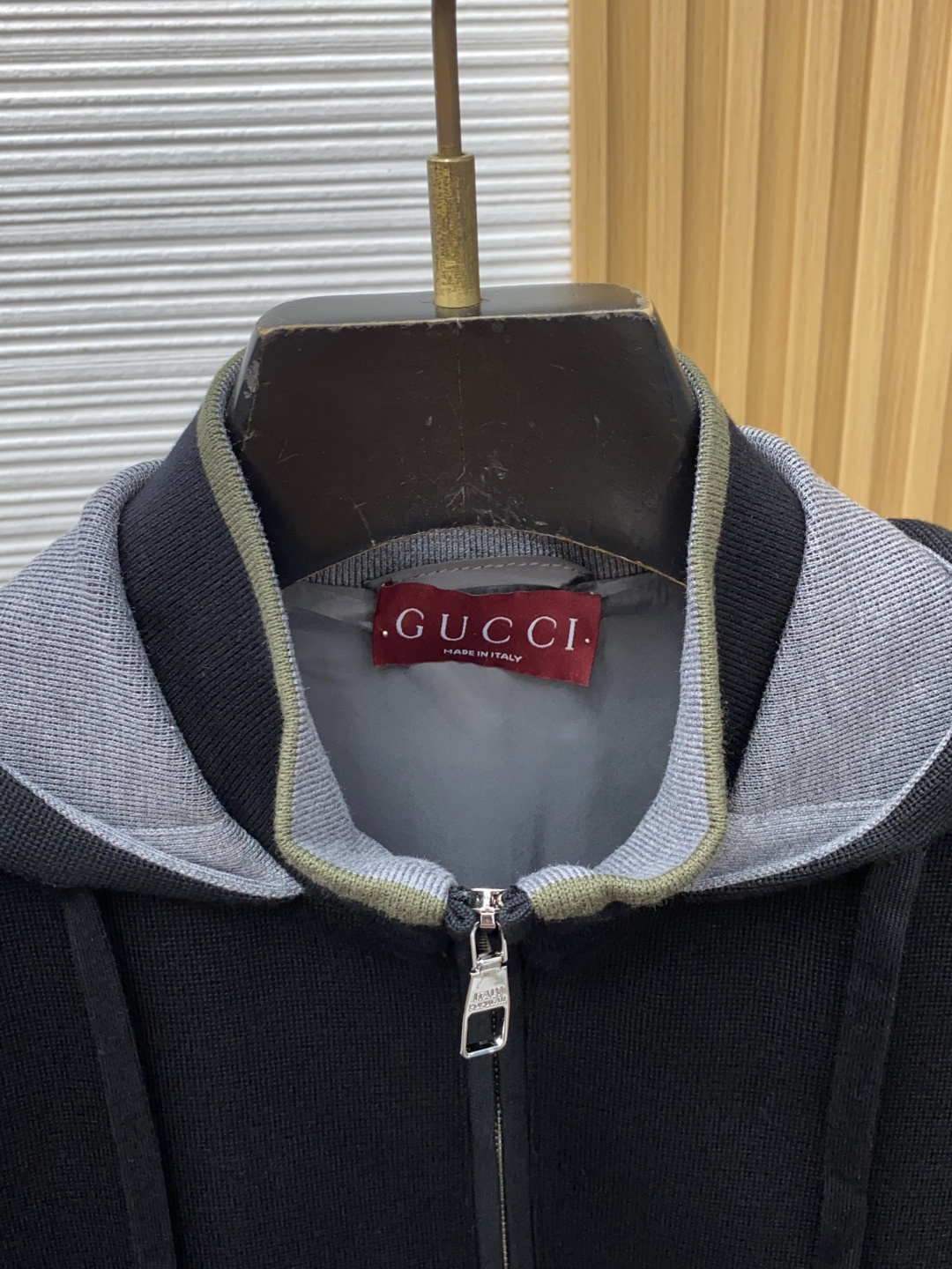 古奇 最新设计款 2026ss 家新款针织 夹克外套，秀场新品‼品相非常完美，舒适保暖，色泽饱满诱人，非常出彩的设计，轻