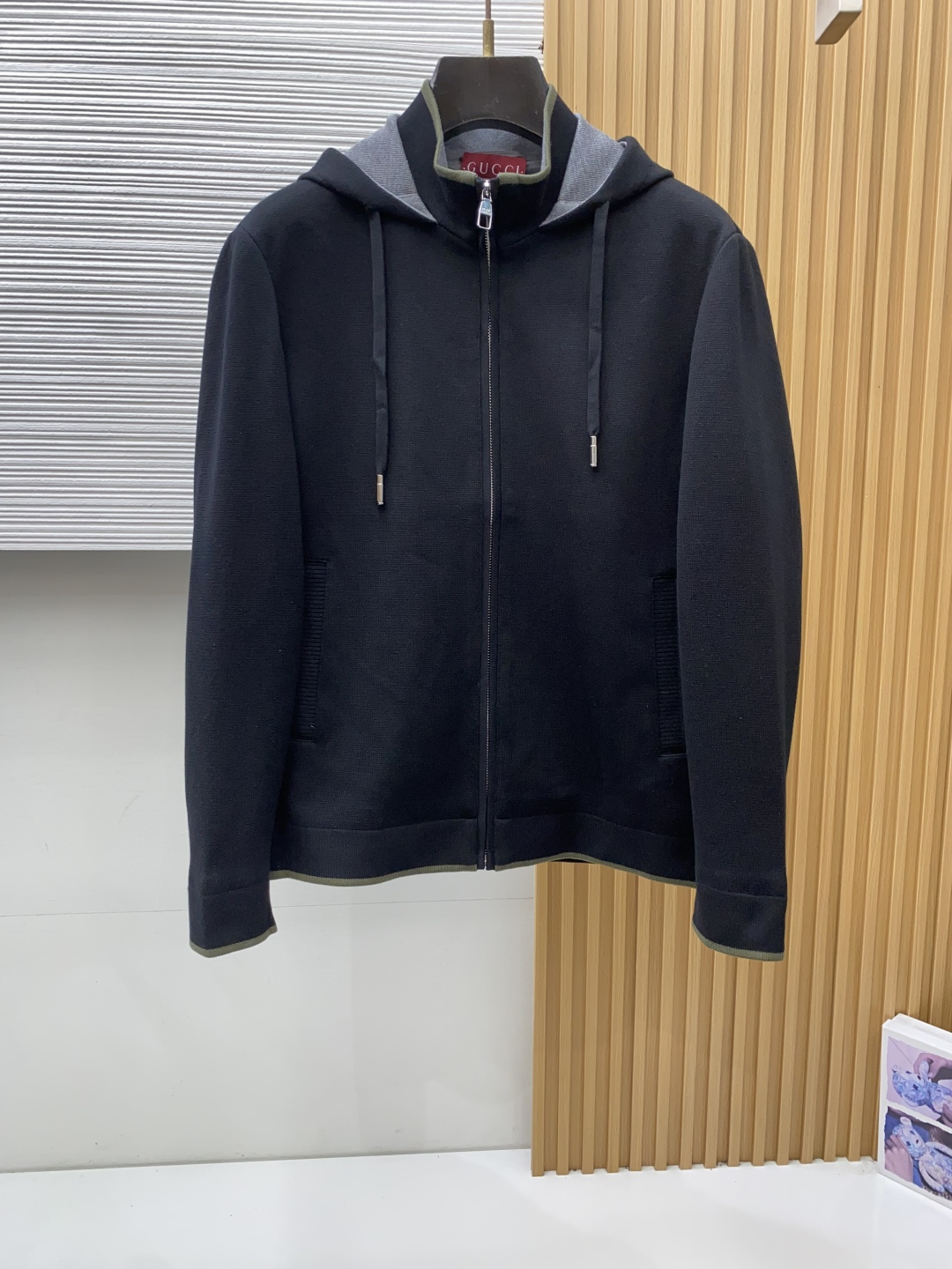古奇 最新设计款 2026ss 家新款针织 夹克外套，秀场新品‼品相非常完美，舒适保暖，色泽饱满诱人，非常出彩的设计，轻