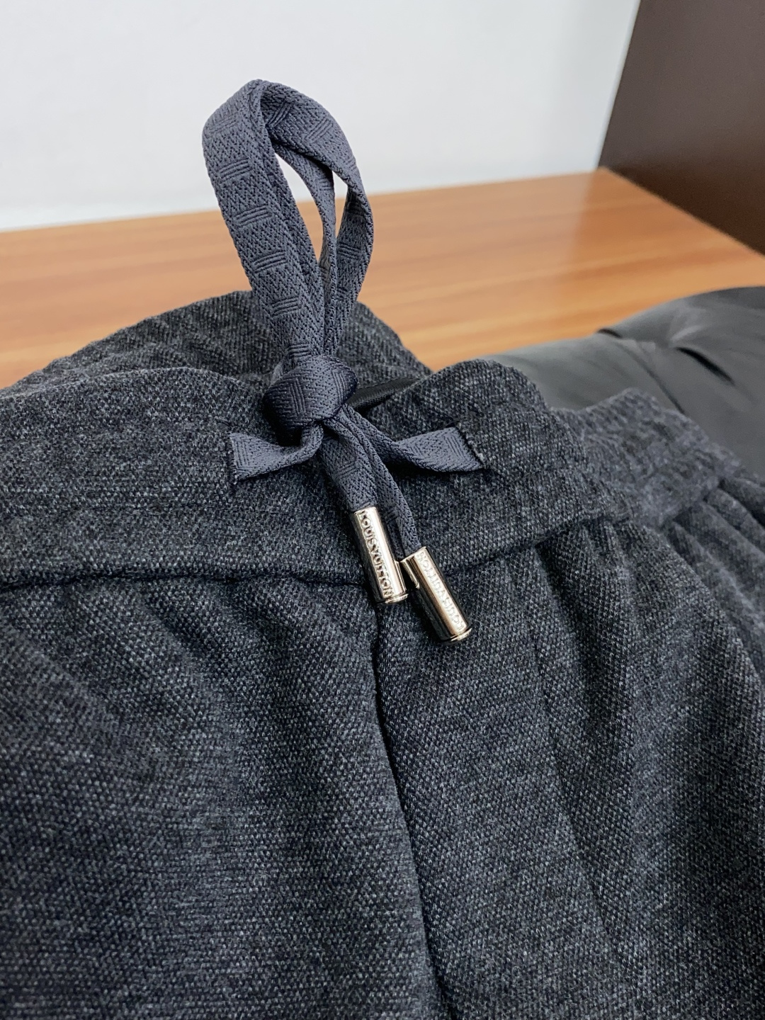 1v 路易威登 26秋冬新品 原单男士羊毛休闲裤 弹力面料每季必出的类型，无需质疑的热卖王牌单品，符合四季最佳的搭配色号
