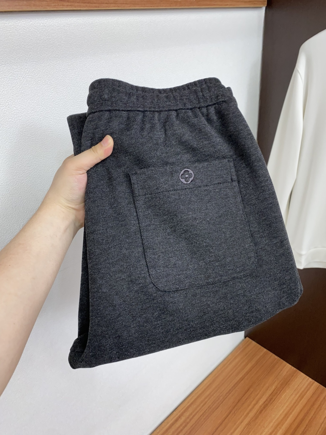 1v 路易威登 26秋冬新品 原单男士羊毛休闲裤 弹力面料每季必出的类型，无需质疑的热卖王牌单品，符合四季最佳的搭配色号