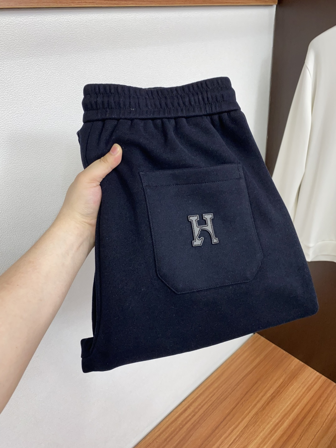 爱马仕 26秋冬新品 原单男士羊毛休闲裤 弹力面料每季必出的类型，无需质疑的热卖王牌单品，符合四季最佳的搭配色号 整体的