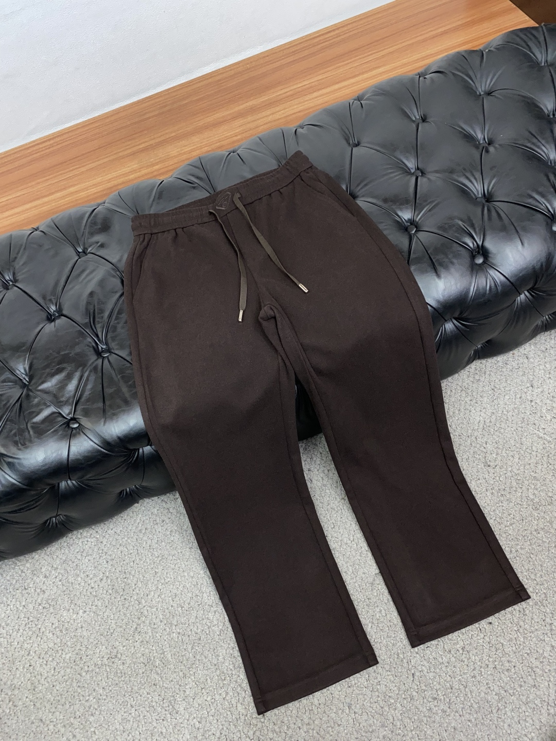 普拉达 26秋冬新品 原单男士羊毛休闲裤 弹力面料每季必出的类型，无需质疑的热卖王牌单品，符合四季最佳的搭配色号 整体的
