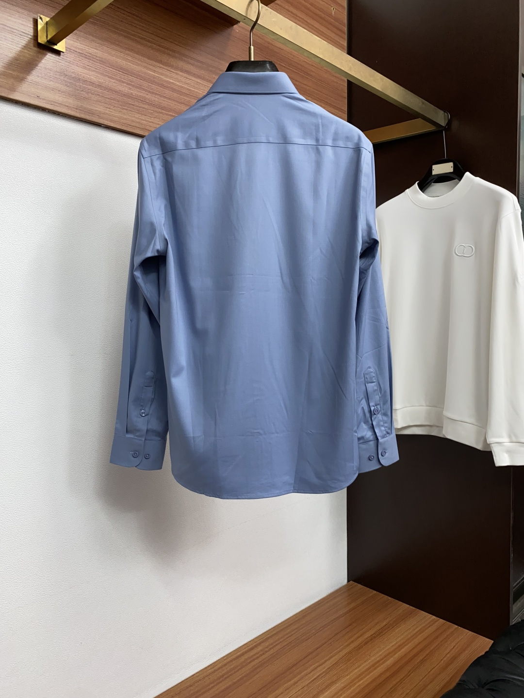 Loro Piana 诺悠翩雅 刺绣长袖衬衫｜利落体面，兼顾商务与日常 甄选顺滑高弹面料，触感细腻垂坠有型，抗皱易打理，