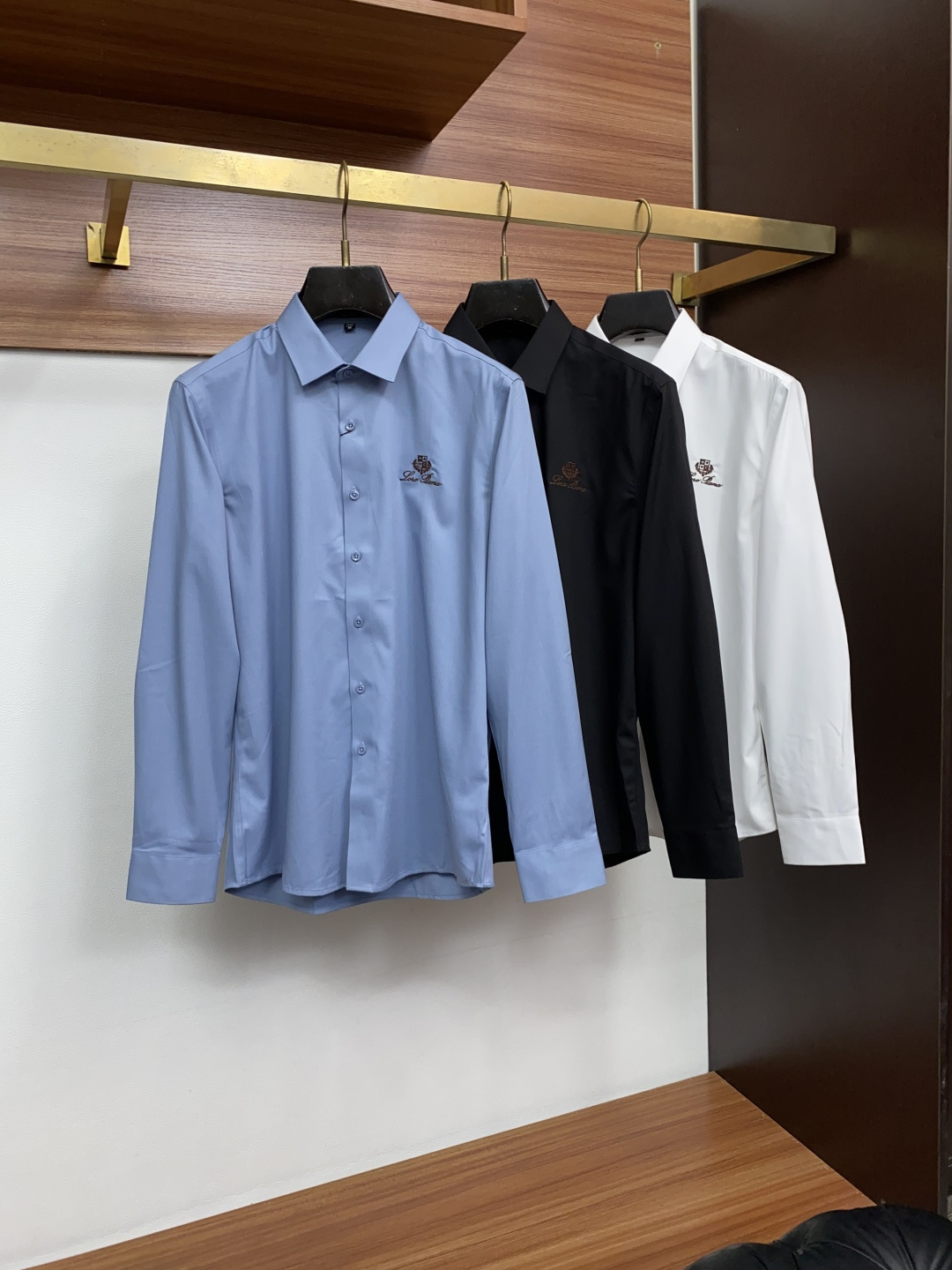 Loro Piana 诺悠翩雅 刺绣长袖衬衫｜利落体面，兼顾商务与日常 甄选顺滑高弹面料，触感细腻垂坠有型，抗皱易打理，