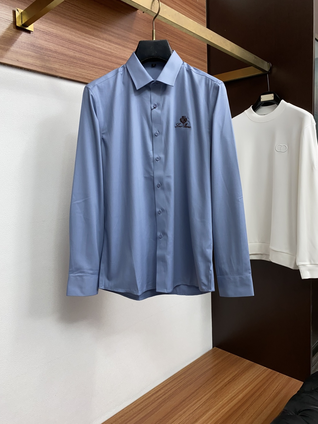 Loro Piana 诺悠翩雅 刺绣长袖衬衫｜利落体面，兼顾商务与日常 甄选顺滑高弹面料，触感细腻垂坠有型，抗皱易打理，