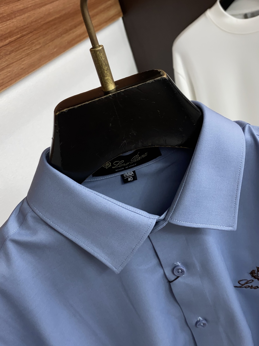 Loro Piana 诺悠翩雅 刺绣长袖衬衫｜利落体面，兼顾商务与日常 甄选顺滑高弹面料，触感细腻垂坠有型，抗皱易打理，