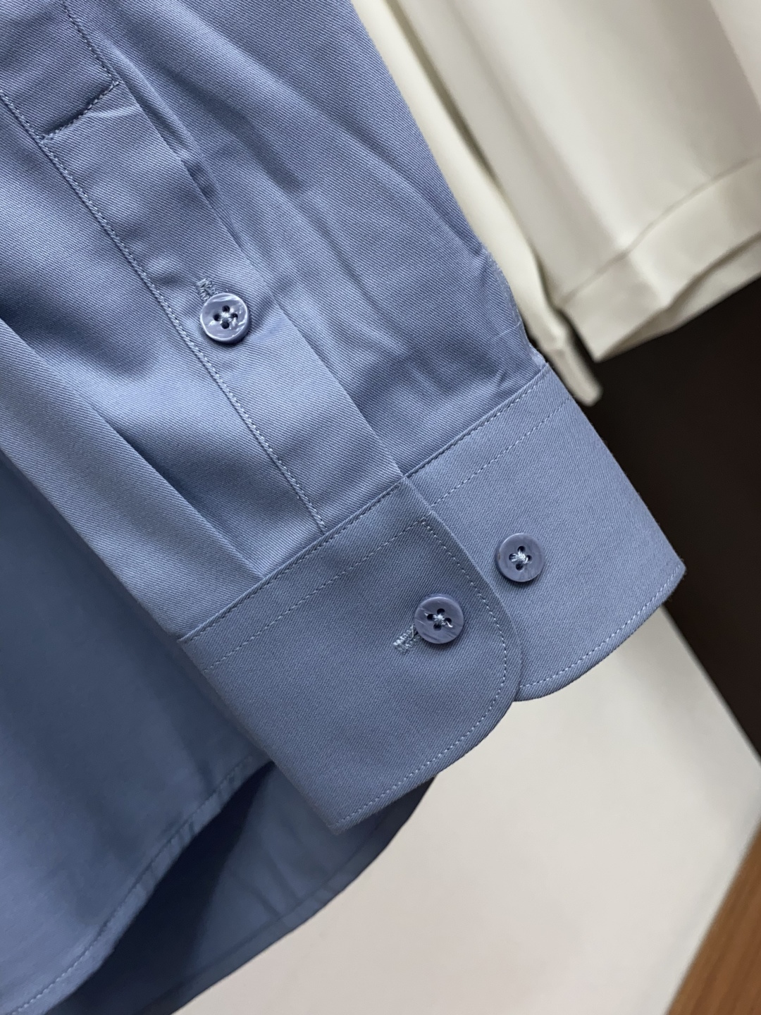 Loro Piana 诺悠翩雅 刺绣长袖衬衫｜利落体面，兼顾商务与日常 甄选顺滑高弹面料，触感细腻垂坠有型，抗皱易打理，
