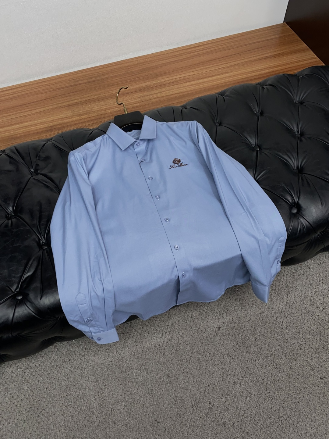 Loro Piana 诺悠翩雅 刺绣长袖衬衫｜利落体面，兼顾商务与日常 甄选顺滑高弹面料，触感细腻垂坠有型，抗皱易打理，