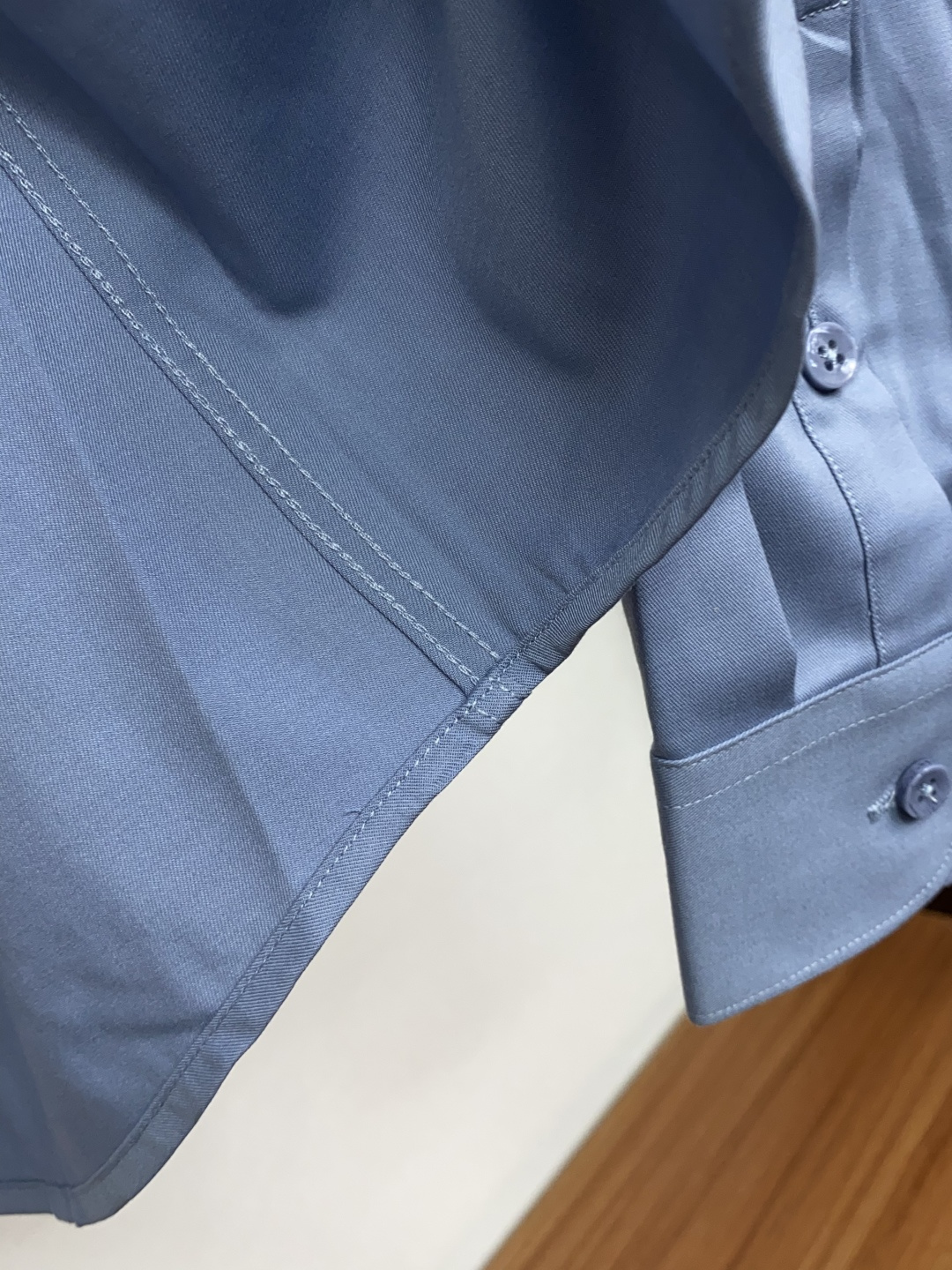 Loro Piana 诺悠翩雅 刺绣长袖衬衫｜利落体面，兼顾商务与日常 甄选顺滑高弹面料，触感细腻垂坠有型，抗皱易打理，