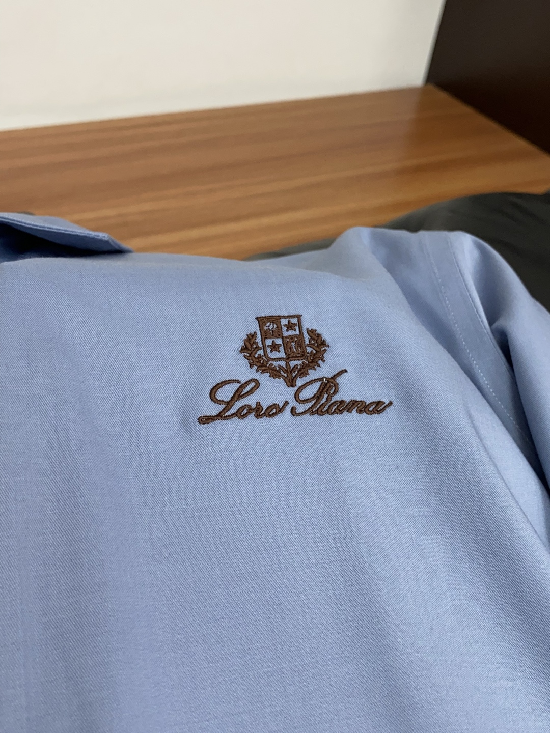 Loro Piana 诺悠翩雅 刺绣长袖衬衫｜利落体面，兼顾商务与日常 甄选顺滑高弹面料，触感细腻垂坠有型，抗皱易打理，