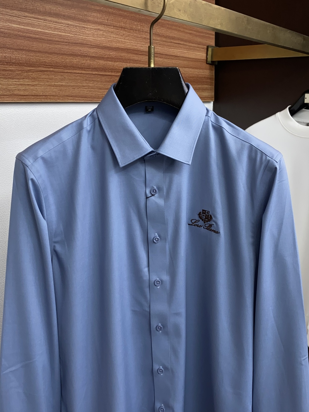Loro Piana 诺悠翩雅 刺绣长袖衬衫｜利落体面，兼顾商务与日常 甄选顺滑高弹面料，触感细腻垂坠有型，抗皱易打理，