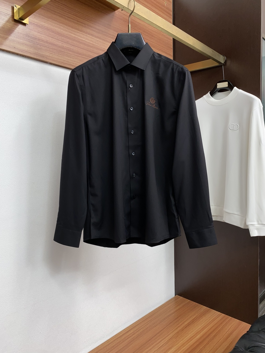 Loro Piana 诺悠翩雅 刺绣长袖衬衫｜利落体面，兼顾商务与日常 甄选顺滑高弹面料，触感细腻垂坠有型，抗皱易打理，