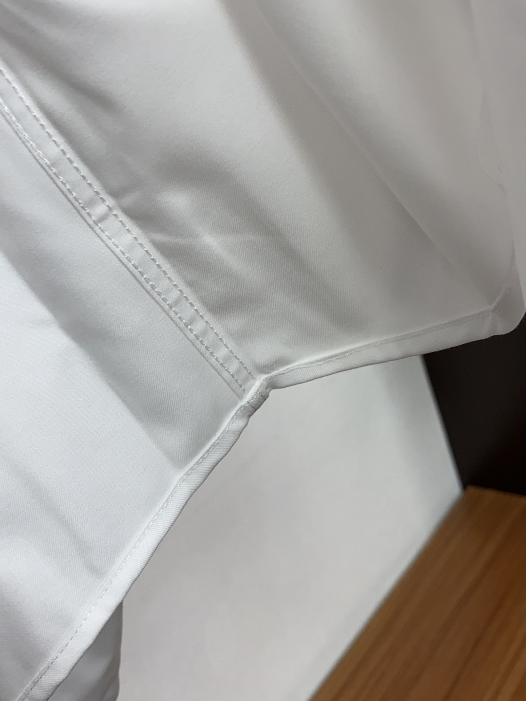 Loro Piana 诺悠翩雅 刺绣长袖衬衫｜利落体面，兼顾商务与日常 甄选顺滑高弹面料，触感细腻垂坠有型，抗皱易打理，
