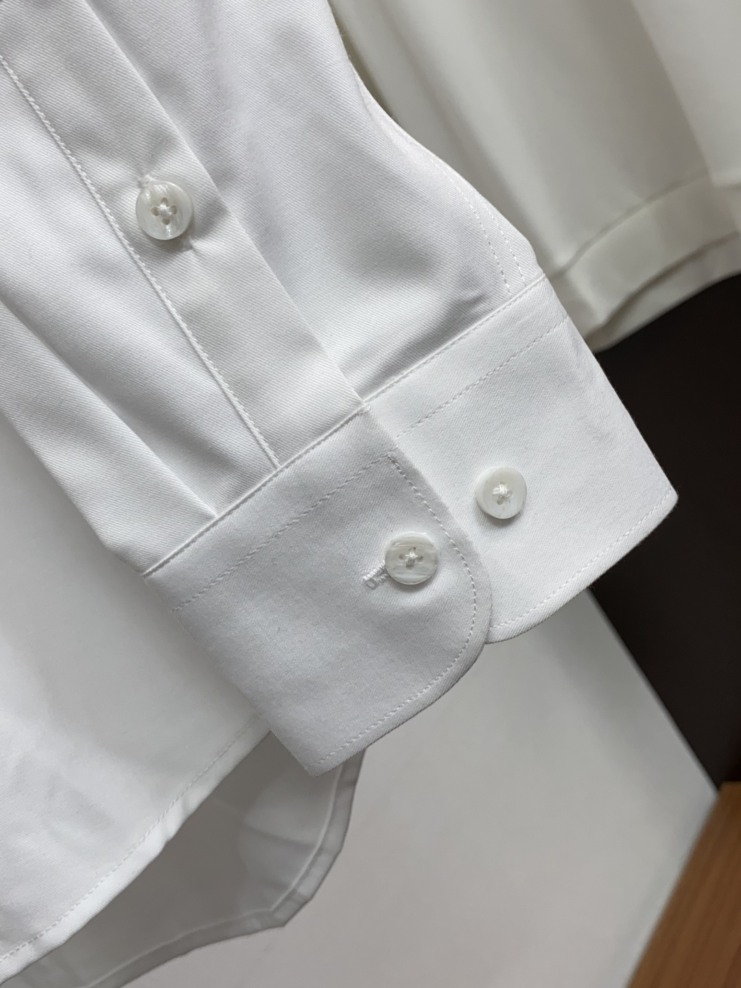 Loro Piana 诺悠翩雅 刺绣长袖衬衫｜利落体面，兼顾商务与日常 甄选顺滑高弹面料，触感细腻垂坠有型，抗皱易打理，