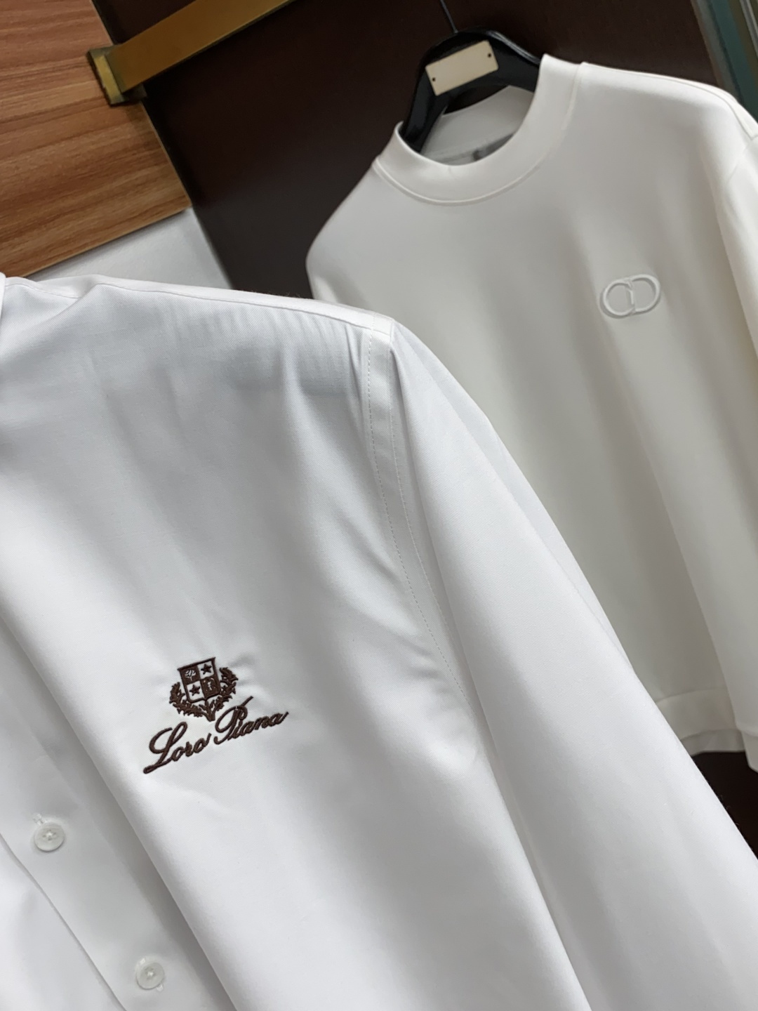 Loro Piana 诺悠翩雅 刺绣长袖衬衫｜利落体面，兼顾商务与日常 甄选顺滑高弹面料，触感细腻垂坠有型，抗皱易打理，