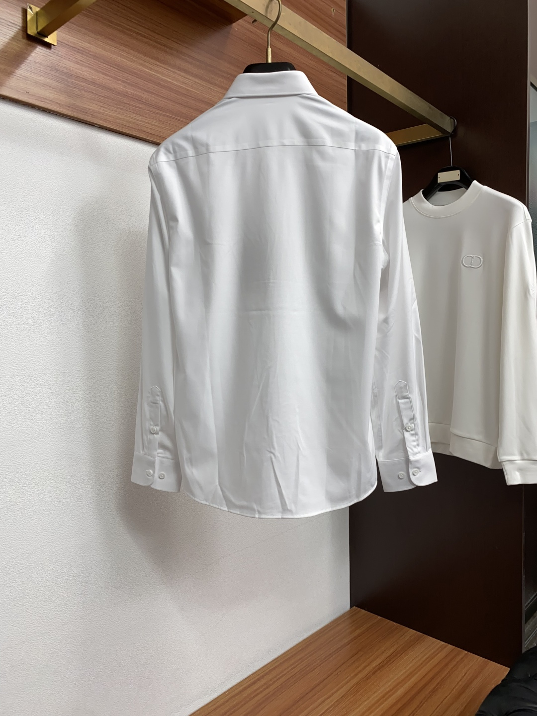 Loro Piana 诺悠翩雅 刺绣长袖衬衫｜利落体面，兼顾商务与日常 甄选顺滑高弹面料，触感细腻垂坠有型，抗皱易打理，